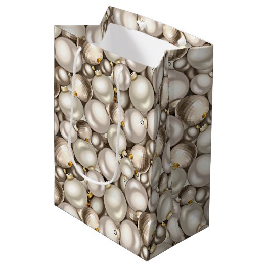 Chic Ivory Silver Gold Baubles Ziermuster Mittlere Geschenktüte (Vorderseite Schrägansicht)
