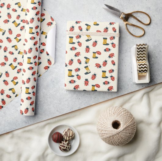 Chic Ladybug Elegance Geschenkpapier (Kunsthandwerk)