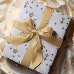 Chic Lavender Buzzing Royal Queen Bee & Gold Crown Geschenkpapier<br><div class="desc">Mit diesem eleganten Lavendel Wrapping Paper erstellen Sie eine elegante Geschenkpräsentation. Mit einem scheinbaren Muster meiner handgezeichnet Illustration der Königin Biene und ihrer goldenen Krone,  die auf diese Weise und so strotzt. Die von Hand gezeichnet goldfarbenen "Königin-Biene" sind über das ganze Muster verteilt.</div>