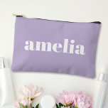 Chic Lavender Lila Monogram Zubehörtasche<br><div class="desc">Chic Kosmetikbeutel mit Ihrem Namen oder Initialen mit Monogramm in einem beliebten großen weißen Schriftart auf einem pastellfarbenen Lavendel lila Hintergrund. Sie können die Größe des Schriftartes im Entwurfstool für kürzere oder längere Namen anpassen. Perfektes Geschenk für Ihre Hochzeitsgäste und Junggeselinnen-Abschied.</div>