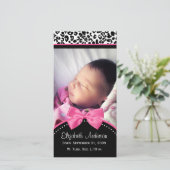 Chic Leopard Print Baby Foto Geburtsankündigung Ankündigung (Stehend Vorderseite)