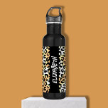 Chic Leopard Print Edelstahlflasche<br><div class="desc">Ein lustiger Leopardendruck umkreist diese Wasserflasche aus schwarzem Edelstahl,  personalisiert mit dem Namen,  der vertikal in schicker Schrift gedruckt wird.</div>