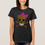 Chic Leopard Print Pirate Skull Pink Bow T-Shirt<br><div class="desc">Dieser schicke Leopardendruckskull und das Design der Kreuzknochen sind ideal für Mädchen und Frauen,  die Piraten Liebe und bevorzugen es,  eine Prinzessin zu sein. Für eine Piratenfrau,  die ein echter Meeresdieb ist und gerne Schiffe plündert.</div>