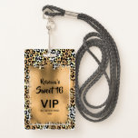 Chic Leopard Sweet 16. Geburtstag Einladung VIP Pa Ausweis<br><div class="desc">Eine elegante Goldfolie überlagert ein wildes Leopardenmuster auf diesem 16 . Geburtstag Geburtstagsparty-Einladungsausweis VIP auf einem einzigartigen Kunststoff-Abzeichen - mit oder ohne Lanyard. PASSENDE Artikel in unserer Sammlung.</div>