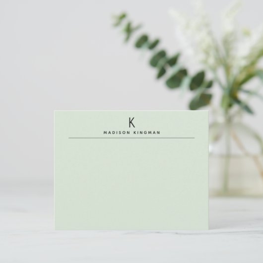 Chic Light Green Modern Monogram Initial Name Mitteilungskarte (Stehend Vorderseite)