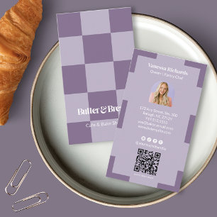 Chic lila Bäckerei-Logo-Schachbrett-QR-Foto vertik Visitenkarte