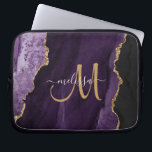 Chic Lila Gold Glitzer Agate Custom Monogram Laptopschutzhülle<br><div class="desc">Fügen Sie Ihrem Notebook eine Touch Glitzer und Glasur hinzu,  mit diesem individuellen Laptop-Ärmel mit einem lila Hintergrund,  der mit Imitaten goldenen Glitzer Akzent gesetzt ist. Personalisieren Sie Ihre Monogramm Initial-in-Handschrift Schrift Kalligraphie mit Ihrem Namen oben. Entworfen für Sie von Extreme T-Shirts!</div>