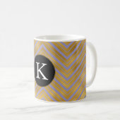 Chic Lila Gold Zickzack Monogram Kaffeetasse (VorderseiteRechts)