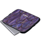 Chic lila goldene Federn Monogramm Name Laptopschutzhülle (Vorne Knopf)