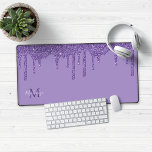 Chic Lila Sparkle Glitzer Tropfen Monogram Schreibtischunterlage<br><div class="desc">Chic Lila Sparkle Glitzer Tropfen Monogram Mouse Pad Desk Mat mit unseren trendigen Imitate Glitzer Tropfen in luxuriösem,  fabelhaftem lila. Bitte kontaktieren Sie uns unter cedarandstring@gmail.com ,  wenn Sie Hilfe beim Design oder den passenden Produkten benötigen.</div>
