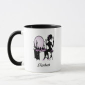 Chic-lila und schwarze Fraufashionista-Silhouette Tasse (Links)