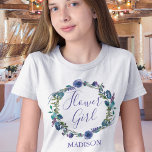 Chic Lila Wasserfarben Blütenblütenmäuse Mädchen T-Shirt<br><div class="desc">Schöner violetter Blumenkranz lila und indigofarbener Blume rund um die hübsche Typografie,  die FLOWER GIRL liest. Ein niedliches,  modernes Blume Mädchen T - Shirt Hochzeit Brautparty Geschenk personalisiert mit dem Namen Ihrer Blume Mädchen bei der Probe Abendessen.</div>