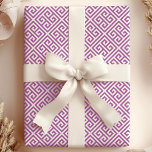 Chic Lila & White Greece Key Maze Geschenkpapier<br><div class="desc">Mit diesem schicken und modernen Verpackungspapier mit einem faszinierenden lila-weißen Labyrinth aus griechischem Schlüsselgewebe stärken Sie Ihr Geschenk. Das aufwändige Design fügt eine Touch von Eleganz und Intrige hinzu, die sich perfekt für besondere Anlässe, Hochzeiten oder jede Feier eignet, bei der man seine Geschenke will, um sich zu erfreuen. Dieses...</div>
