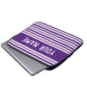 Chic Lila & White Stripes Individuelle Name Laptopschutzhülle (Vorne Knopf)