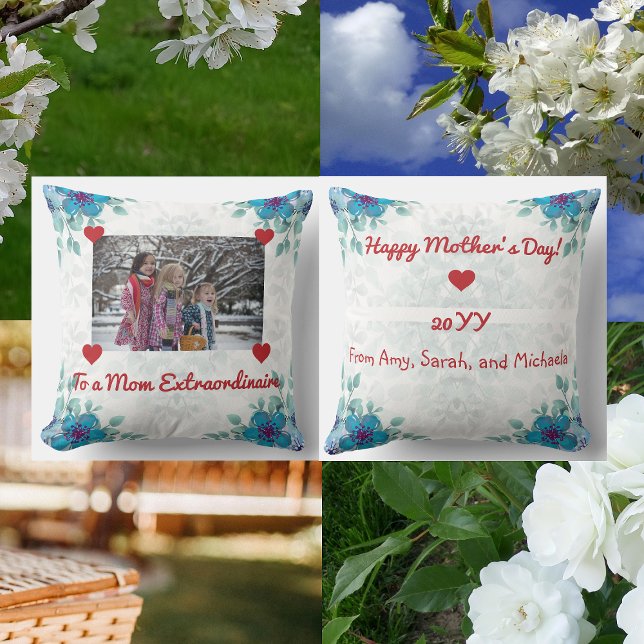 Chic Mama Extraordinaire Foto Heart Script Modern Kissen (To a Mom Extraordinaire on Mother's Day, an elegant, modern personalized floral photo pillow)