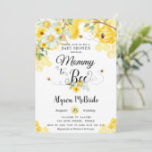 Chic Mama to Bee Yellow Floral Baby Shower Neutral Einladung (Stehend Vorderseite)