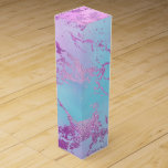 Chic Marble | Glitzy Glam Violet Lila Blue Ombre Weinbox<br><div class="desc">Freuen Sie sich auf den hübschen Marmor in einem kühnen, verspielten Jahrtausend rosa, türkisblau und eine lila, violette, eintönig-inspirierte Oppelpalette. Dieser handbemalte weibliche Farbverlauf fügt den perfekten Pop der Farbe hinzu. Aus der Kollektion "Modern Watercolor Marbles" zeichnet sich dieses Design durch abstrakte flüssige Wirbel aus, die ein cooles, von Glitzer-Venen...</div>
