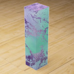 Chic Marble | Lavender Lila und Minze Green Weinbox<br><div class="desc">Der Farbverlauf aus trendigem Marmor in einer lebhaften, türkisblauen, minzgrünen und lavendelfarbenen lila mermaid-inspiriert Omelett-Palette. Dieser handbemalte weibliche Farbverlauf fügt den perfekten Pop der Farbe hinzu. Aus der Kollektion "Modern Watercolor Marbles" zeichnet sich dieses Design durch abstrakte flüssige Wirbel aus, die ein cooles, von Glitzer-Venen akzentuiertes Muster schaffen. Für Anpassungen...</div>