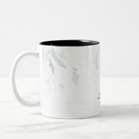 Chic Marble Monogram Zweifarbige Tasse (Links)