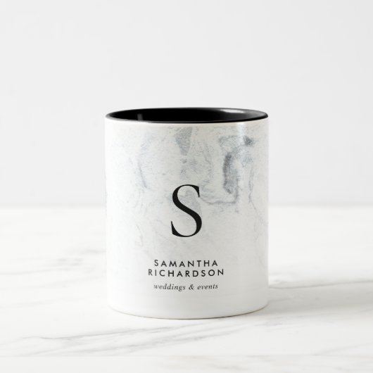 Chic Marble Monogram Zweifarbige Tasse (Mittel)