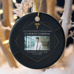 Chic Medical School Abschluss Foto Weihnachten Keramik Ornament<br><div class="desc">Dieser schicke Schwarz-Medizin-Abschluss Weihnachtsschmuck zeichnet sich durch ein geometrisch-schwarz-goldenes Hexagon-Design mit einem eleganten medizinischen Kadukeus über einem Foto des Absolventen aus. Moderne Fotografie-Feier hält 2025 ein Geschenk für einen neuen Arzt oder eine neue Krankenschwester.</div>