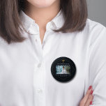 Chic Medical School Foto Abschluss Parent Button<br><div class="desc">Dieser schicke Abschluss-Elternknopf der Schwarzen Medizin zeichnet sich durch ein geometrisches Hexagon-Design aus,  das mit einem eleganten Medizinstukeus über einem Foto des Absolventen ausgestattet ist. Moderne Fotografenfeier für einen neuen Arzt oder eine neue Krankenschwester im Jahr 2025.</div>