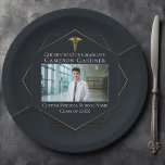 Chic Medical School Foto Black Graduation Party Pappteller<br><div class="desc">Diese schicke schwarze Schulabschlussfeierplatte zeichnet sich durch ein geometrisches Hexagon-Design mit einem eleganten Medizinstukeus über einem Foto des Absolventen aus. Moderne Fotografendekor für einen neuen Arzt oder eine neue Krankenschwester im Jahr 2025.</div>