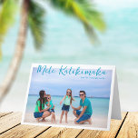 Chic Mele Kalikimaka Beach Weihnachtsfest Foto gek Feiertagskarte<br><div class="desc">Chic individualisierbares Foto der Strandfamilie gefaltet Weihnachtskarte mit Ihrem Lieblings-tropisches Foto in der Sonne. Fügen Sie ein Foto Ihrer Lieblingsgedächtnisse von Ihrem Inselurlaub an die Küste vorne und eines innen zusammen mit Ihrer personalisierten Nachricht hinzu. Eine schöne Küstenurlaubskarte mit einem sauberen, modernen Design und hübschem blauen Schrift über dem Bild....</div>