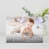 Chic Merry Christmas Script Foto Feiertagskarte (Stehend Vorderseite)