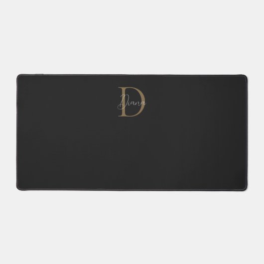 Chic Midnight Black Mossy Gold Script Monogram Schreibtischunterlage (Vorderseite)
