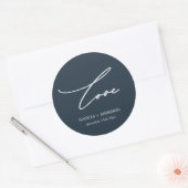 Chic Midnight Blue Liebe Script mit Name Wedding Runder Aufkleber (Umschlag)