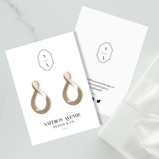 Chic Minimal White Custom Monogram Earring Display Visitenkarte