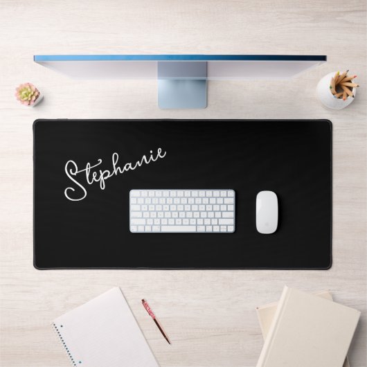 Chic Minimalistisch Black Script Personalisiert Na Schreibtischunterlage (Büro 1)