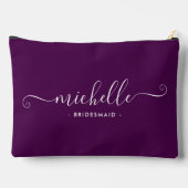 Chic Minimalistisch Deep Plum Personalisiert Bride Zubehörtasche (Rückseite)