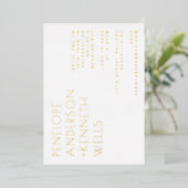 Chic Minimalistisch Modern Wedding Horizontal Gold Folieneinladung (Stehend vorne)