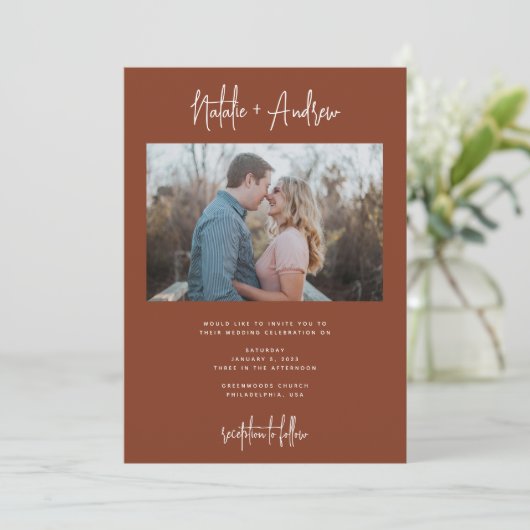 Chic Minimalistisch Script Terracotta Wedding QR C Einladung (Stehend Vorderseite)