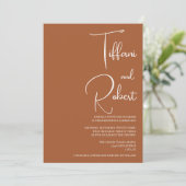 Chic Minimalistisch Terracotta Wedding Einladung (Stehend Vorderseite)