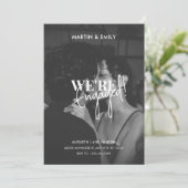 Chic minimalistisches Foto Schwarz-Weiß-Verlobung Einladung (Stehend Vorderseite)