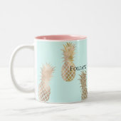 Chic Mint Gold Glam Ananas Zweifarbige Tasse (Links)