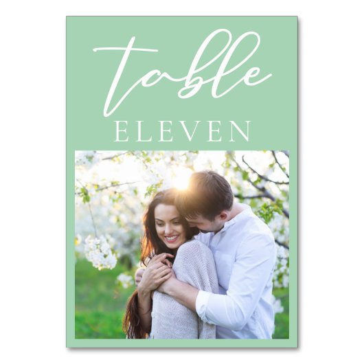 Chic Mint Green White Script Couple Foto Hochzeit Tischnummer (Vorderseite)