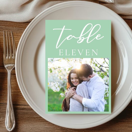 Chic Mint Green White Script Couple Foto Hochzeit Tischnummer