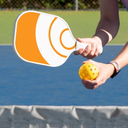 Chic Mod White Concenture Art on Bright Orange Pickleball Schläger (InSitu)