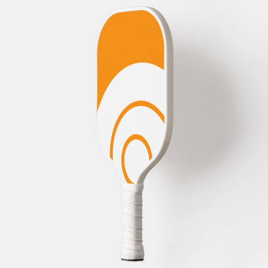 Chic Mod White Concenture Art on Bright Orange Pickleball Schläger (Links)