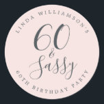 Chic Modern 60 Sassy Pastel Pink 60. Geburtstag Runder Aufkleber<br><div class="desc">Feiern Sie 60-jährig mit diesem modernen pastellrosa 60. Geburtstagsdesign, einem schicken 60. Geburtstagsaufkleber oder Umschlag Aufkleber, den Sie einfach persönlich gestalten und für Ihre 60. Geburtstagsfeier oder Ihre Party-Geschenke aussenden können. Die Worte sechzig und sassy sind Set mit eleganten Skriptkalligraphie und moderne Typografie. Wenn Sie Hilfe oder passende Produkte benötigen,...</div>