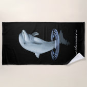 Chic Modern Dolphin & Script auf Black Strandtuch (Vorderseite)