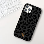 Chic Modern Dunkelgrau Schwarz Leopard Print Monog Case-Mate iPhone Hülle<br><div class="desc">Dieses moderne und elegante Handy bietet einen dunkelgrauen Hintergrund mit schwarzem Leopardenprint und Ihren Namen in einem eleganten Serif-Schriftart. Das ist der perfekte Fall für jeden, der ein elegantes Design will, das sich herausstellt. Fügen Sie Ihre Initialen(s) hinzu, um dieses Design anzupassen. Es ist auch ein wunderschönes Geburtstag- oder Urlaubsgeschenk...</div>