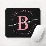 Chic Modern Girly Pink Black Name Script Monogram  Mousepad<br><div class="desc">Mädchen, modern, elegant, trendy, rosa und schwarz, weiß monogramm Anfangsname Skript personalisierten mit Monogramm Mousepad. Mit einem Monogramm-Initial- und einem gürtelhaften Namensskript in einem handgeschriebenen Kalligraphie-Schwanz-Schriftart und einem gepunkteten Kreisrahmen um Ihr Monogramm. Perfektes weibliches Geschenk für Mädchen, Schwester, Mutter, Geburtstag, Hochzeit, Brautparty, süße 16 Geburtstagsparty, Make-up Künstler, Schönheitssalon Besitzer, Mode...</div>