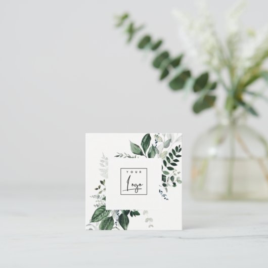 Chic Modern Green Leafy Tropical Foliage Fern Logo Quadratische Visitenkarte (Stehend Vorderseite)