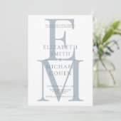 Chic Modern Monogram Initial Dusty Blue Wedding Einladung (Stehend Vorderseite)