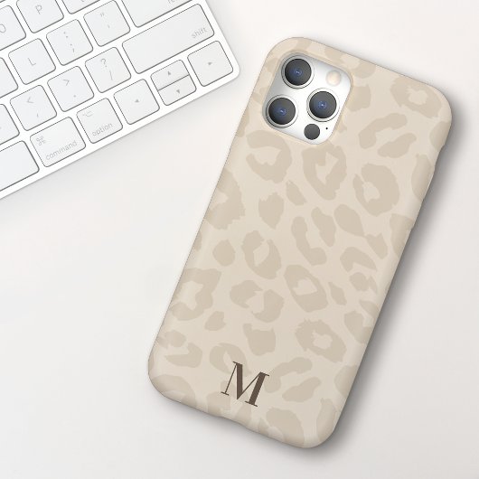 Chic Modern Neutral Leopard Print Monogram iPhone 15 Hülle